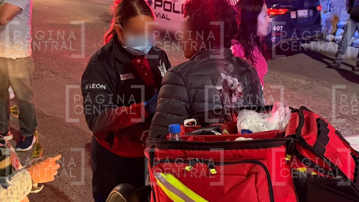 Paseaba a su perro cuando una moto los arrolló, la mascota murió y una mujer lucha por su vida