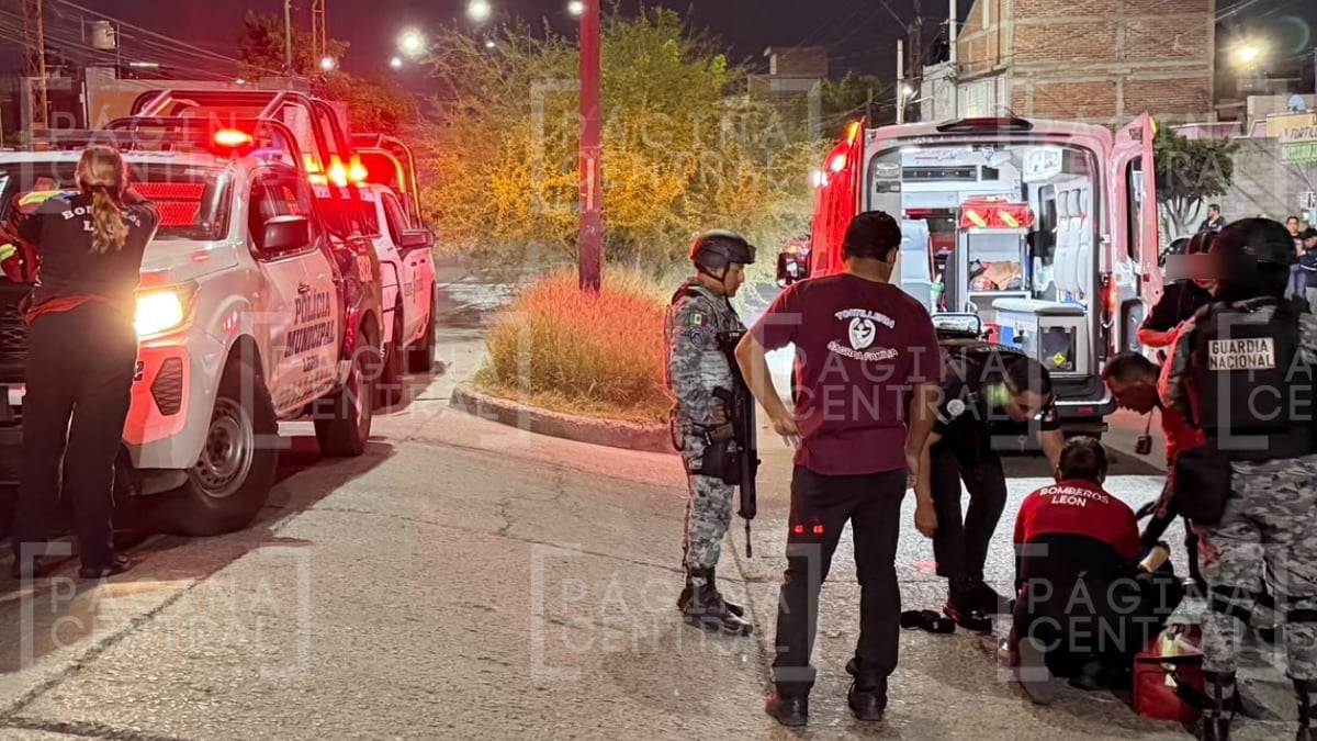 Motociclistas atropellan a mujer y matan a su perro en León; uno de los tripulantes huyó