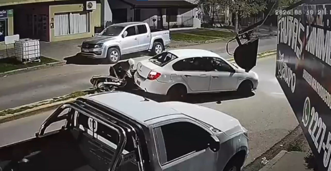 Moto se estrella contra un auto