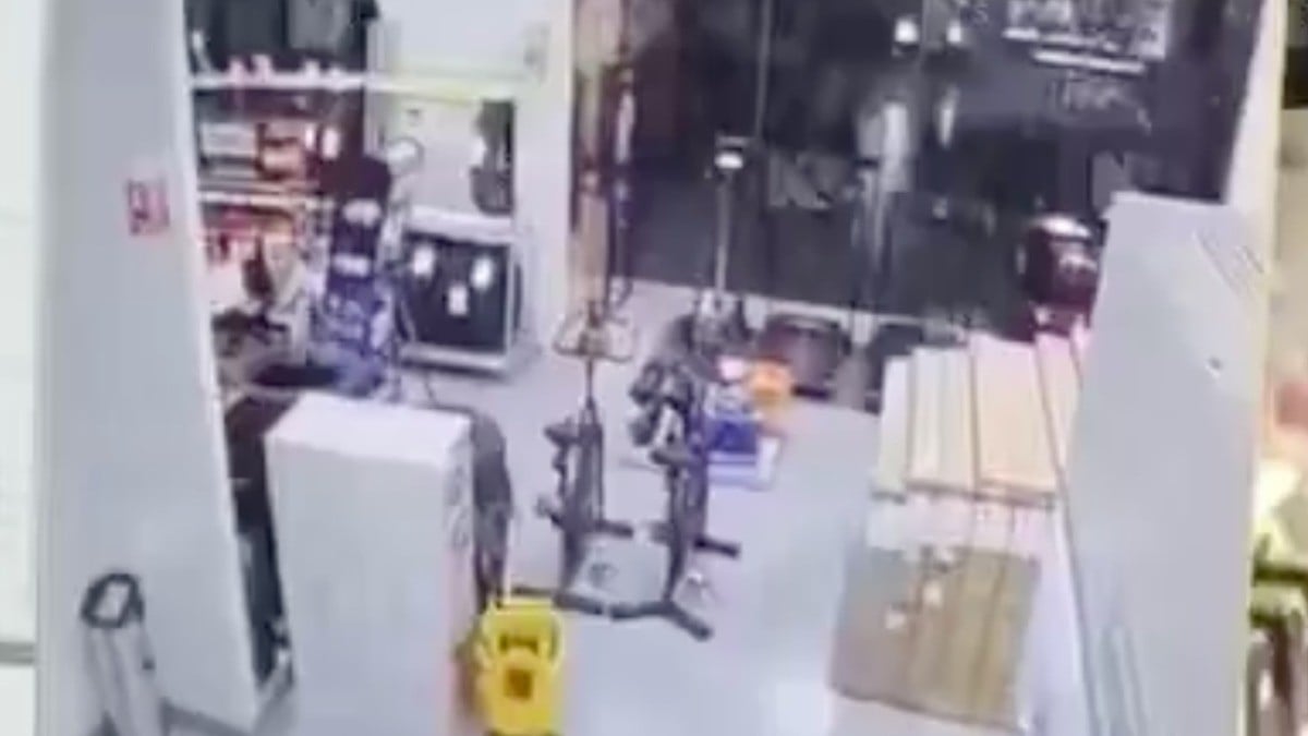 VIDEO ¡De la calle hasta Coppel! Auto conducido por adolescente termina dentro de tienda