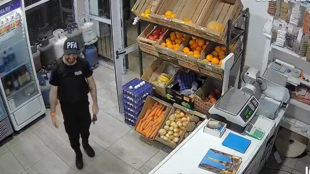 VIDEO ¡Se hacía pasar por policía y pedía mercancía gratis a los comerciantes!