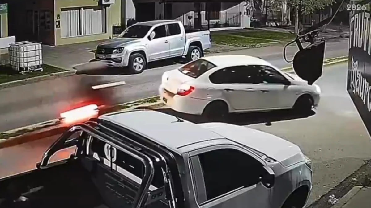 VIDEO ¡Brutal impacto! Salió de reversa sin fijarse y motociclista se estrelló de lleno