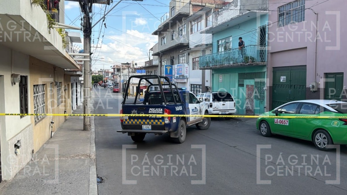 Albañil estaba trabajando en el tercer piso de una casa en Las Américas, pero cayó y murió