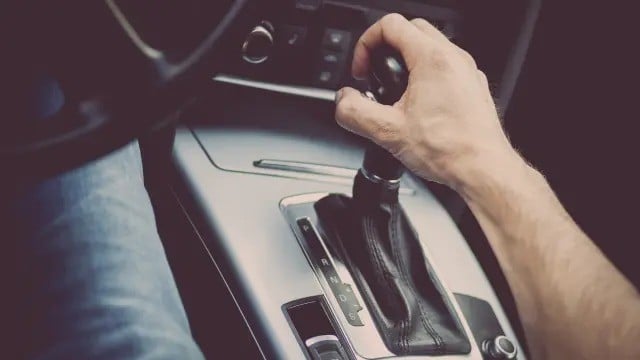 Estacionar tu auto automático en P sin usar el freno de mano puede dañar la transmisión