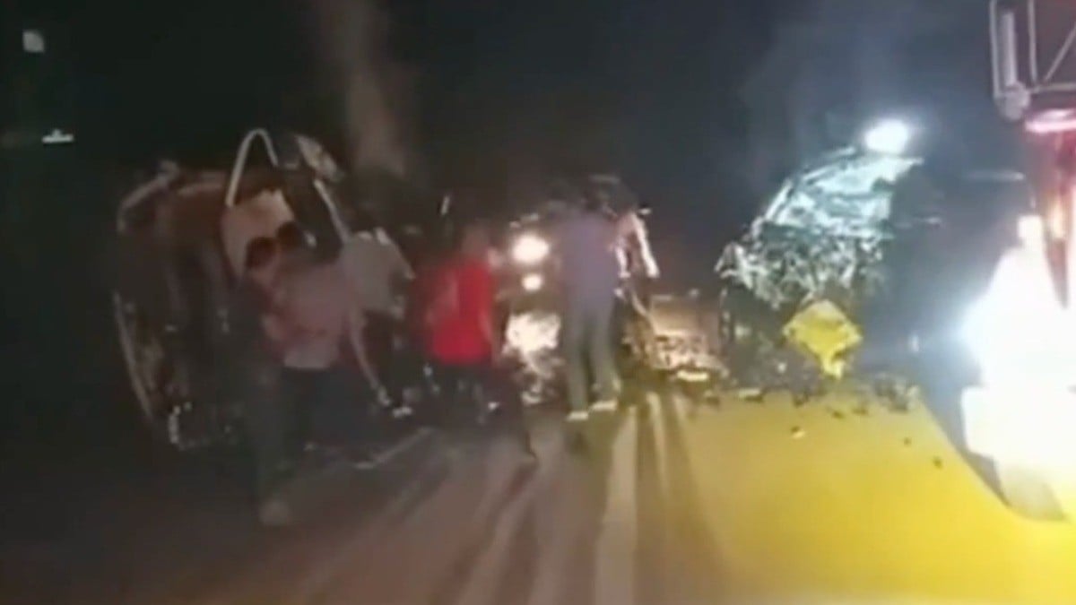 VIDEO ¡Doble tragedia! Acababan de chocar de frente cuando otro auto los impactó en carretera