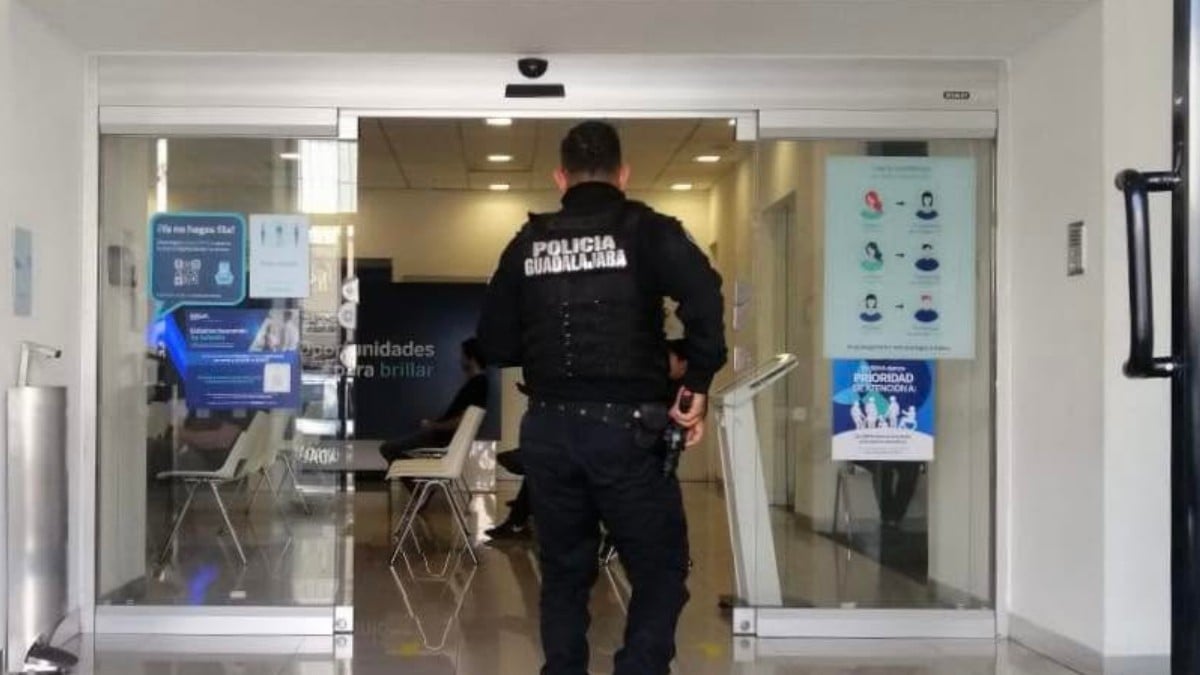 Mujer entra a un banco, detona una bomba molotov y sale con un fajo de billetes