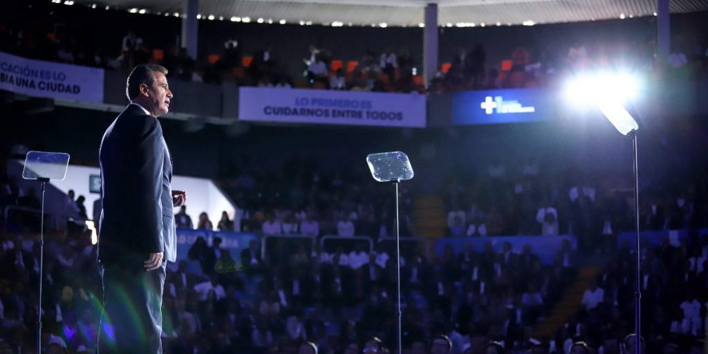 Héctor López Santillana en su primer informe de gobierno