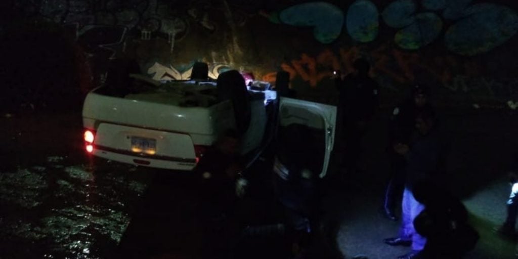 Una joven de 25 años conducía el automóvil