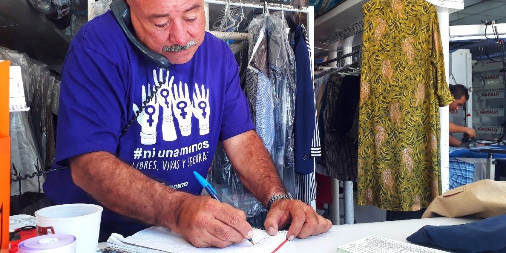 Empleado de tintorería cumpliendo las labores de sus compañeras ausentes