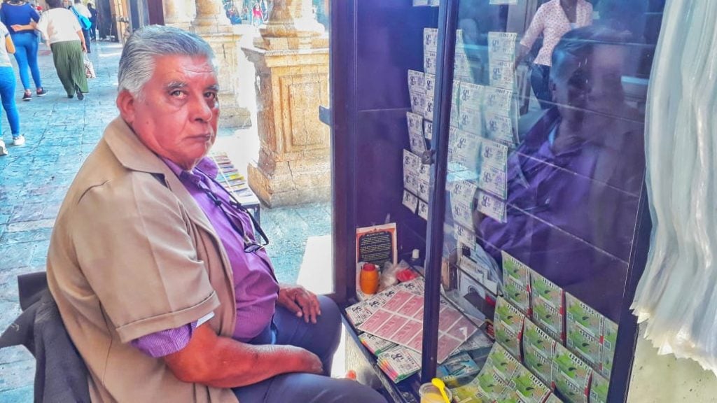 Sebastián Cholico, vendedor de Lotería Nacional desde 1988.