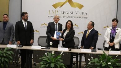 A nombre del gobernador, Luis Ernesto Ayala Torres, el secretario de Gobierno; entregó el documento a la presidenta de la LXIV Legislatura del Estado de Guanajuato, Martha Isabel Delgado Zárate