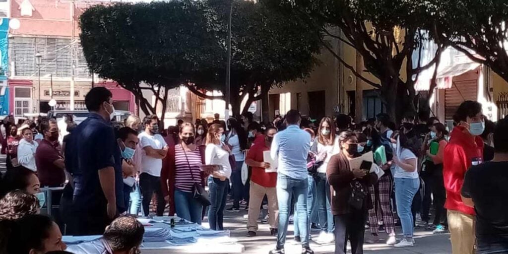 Jóvenes leoneses acompañados de sus padres se congregaron para realizar el trámite de la Beca Benito Juárez; denunciaron que es un trámite lento, algunos tiene dos días tratando de realizarlo.