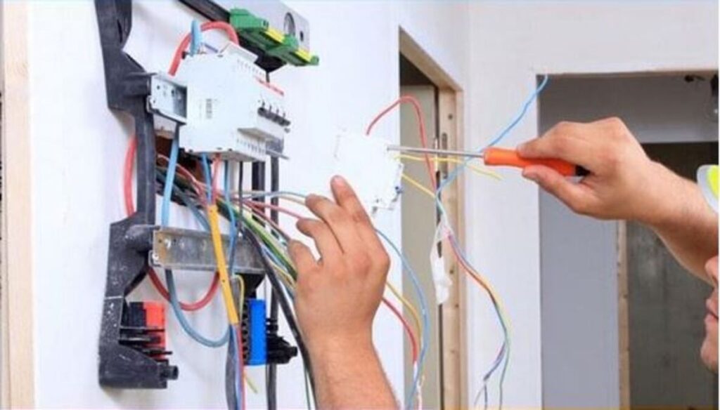 le corta la luz a su ex