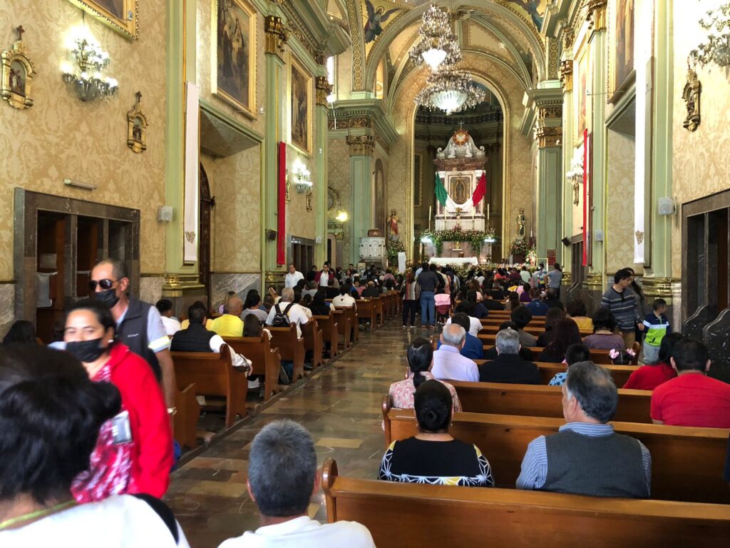 Le van a dar gracias por los favores recibidos.