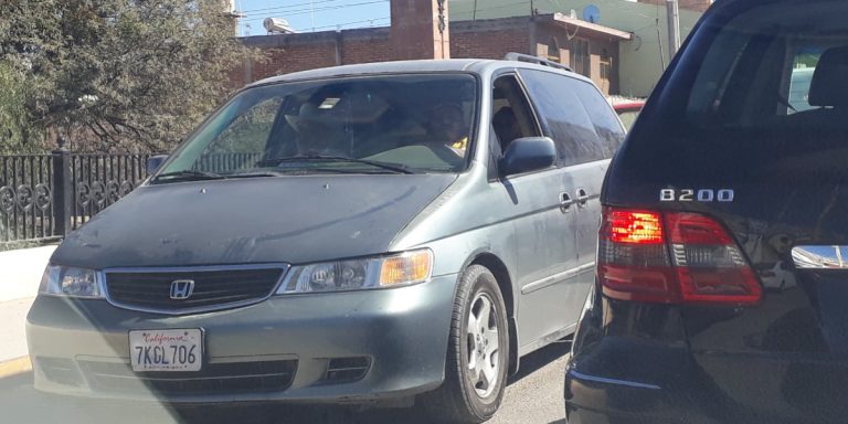 Camionetas con migrantes de Estados Unidos. Foto: Página Central
