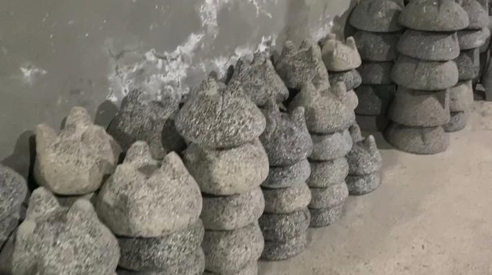 Hay familias que tienen más de 50 años dedicados al oficio de la talla de piedra volcánica.