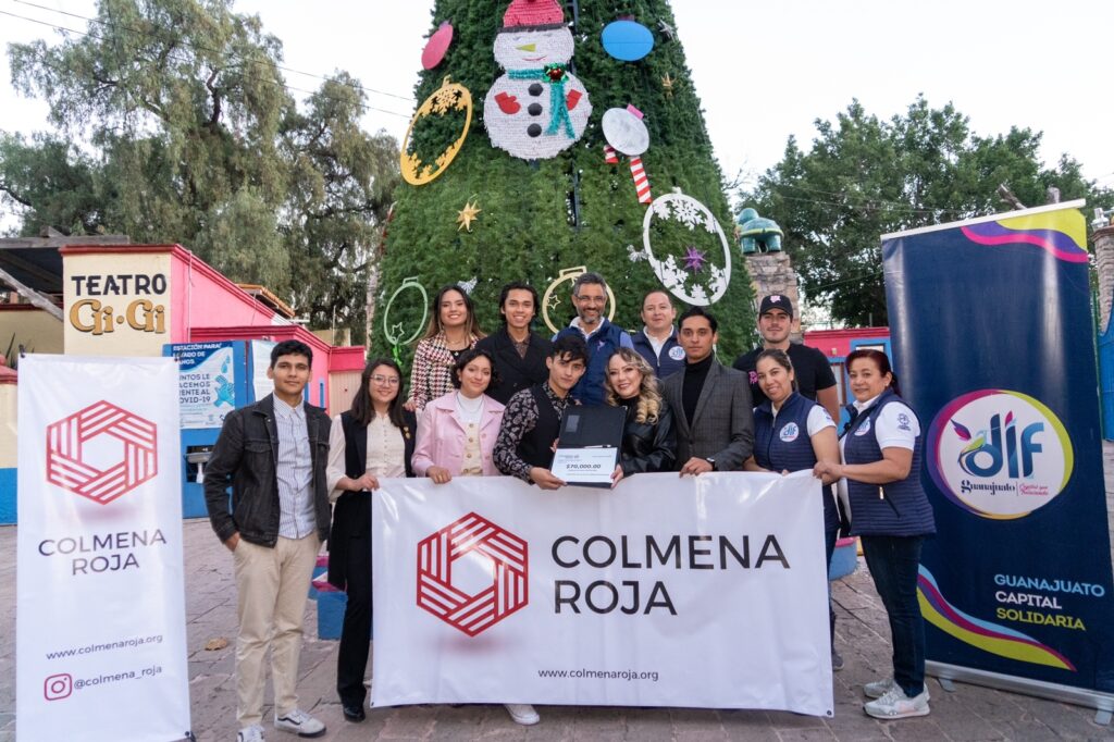 Estudiantes de la Colmena Roja donan 70 mil pesos al DIF.