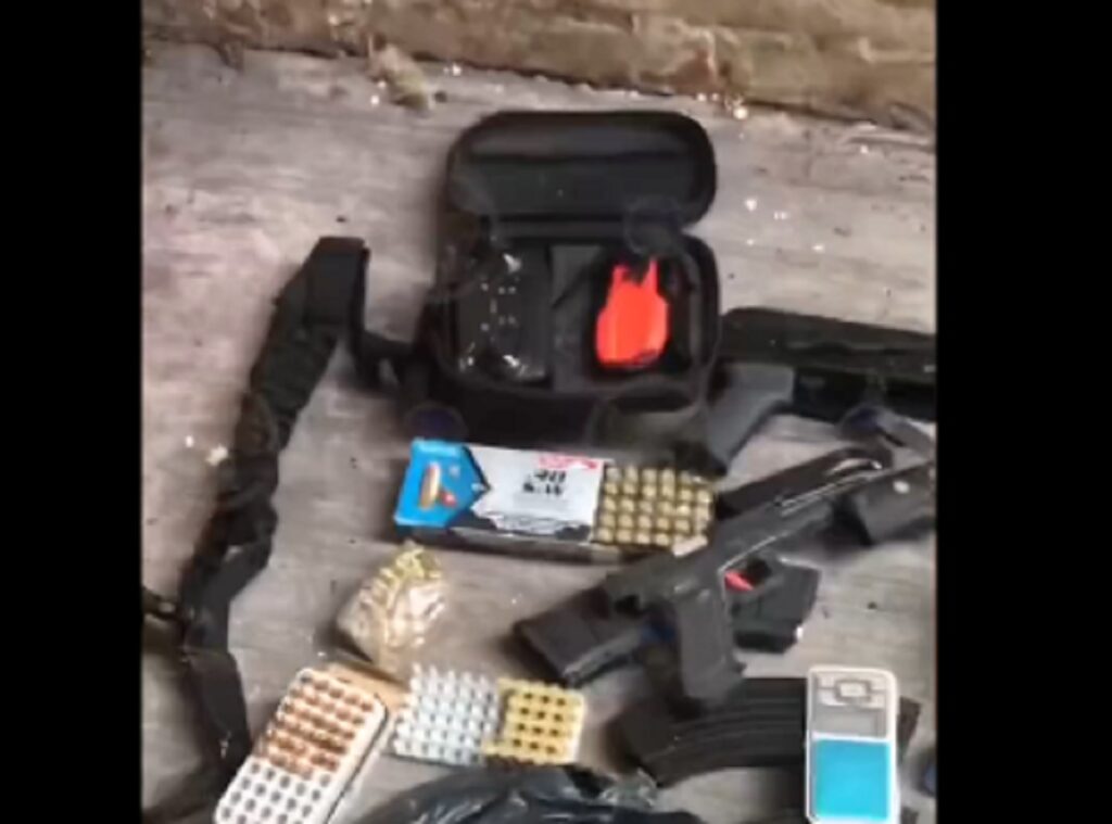 Armamento asegurado a los detenidos.