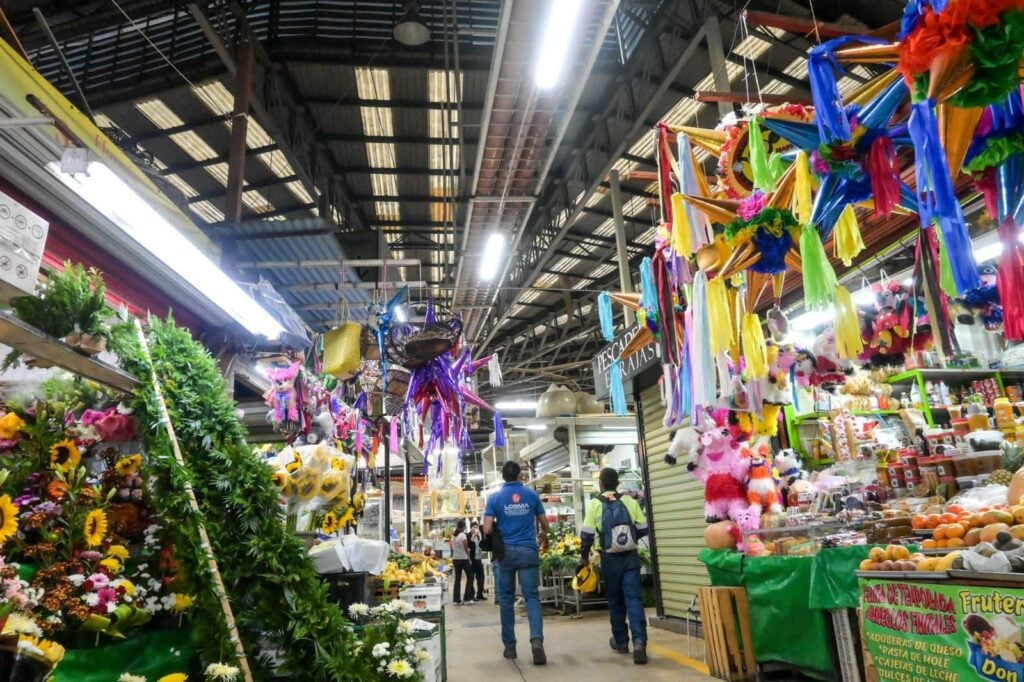 El mercado está listo para recibir al público.