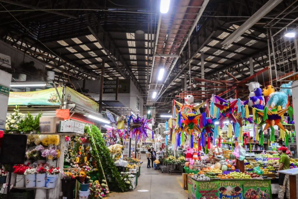 El mercado se ve mucho mejor iluminado.
