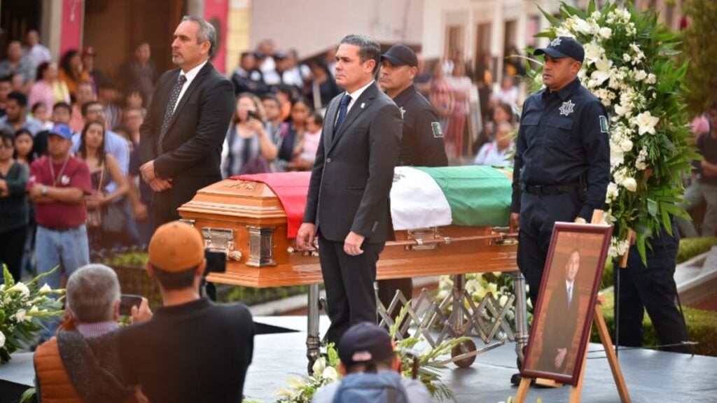 Homenaje a policía caído en Guanajuato capital.