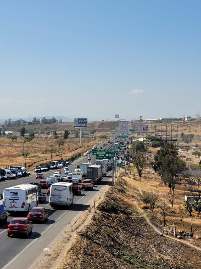 Por varias horas se mantuvo bloqueada la carretera. Foto: Página Central