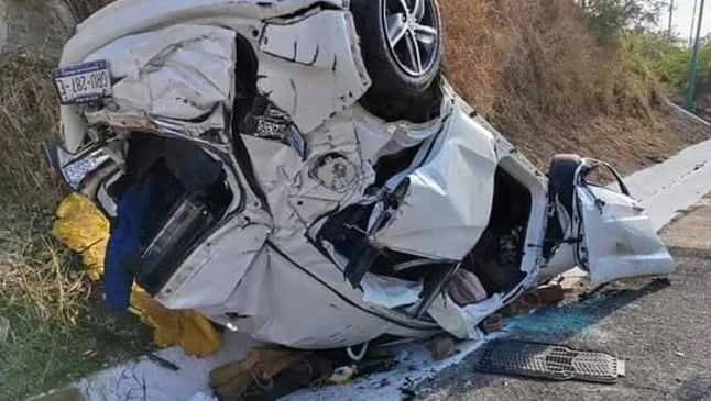 Así terminó el auto volcado donde viajaban los guanajuatenses.