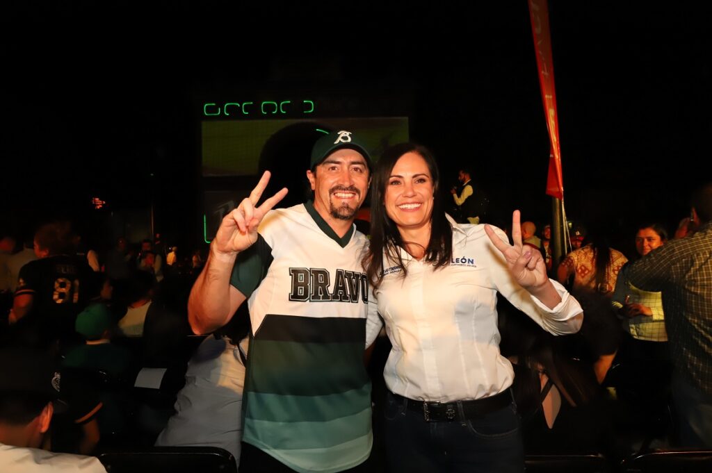 Alcaldesa de León acude a presentación del nuevo uniforme de Bravos.