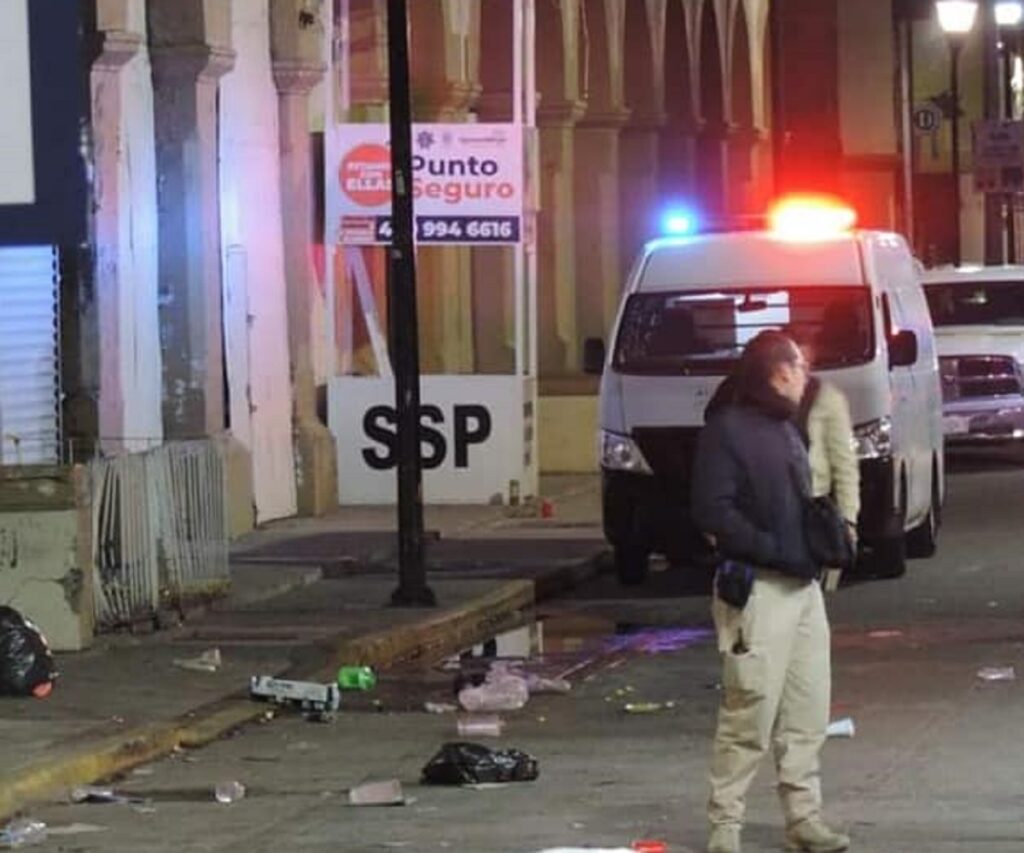 La víctima quedó tendida en el piso, tras ser apuñalada. Foto: Facebook Veraz