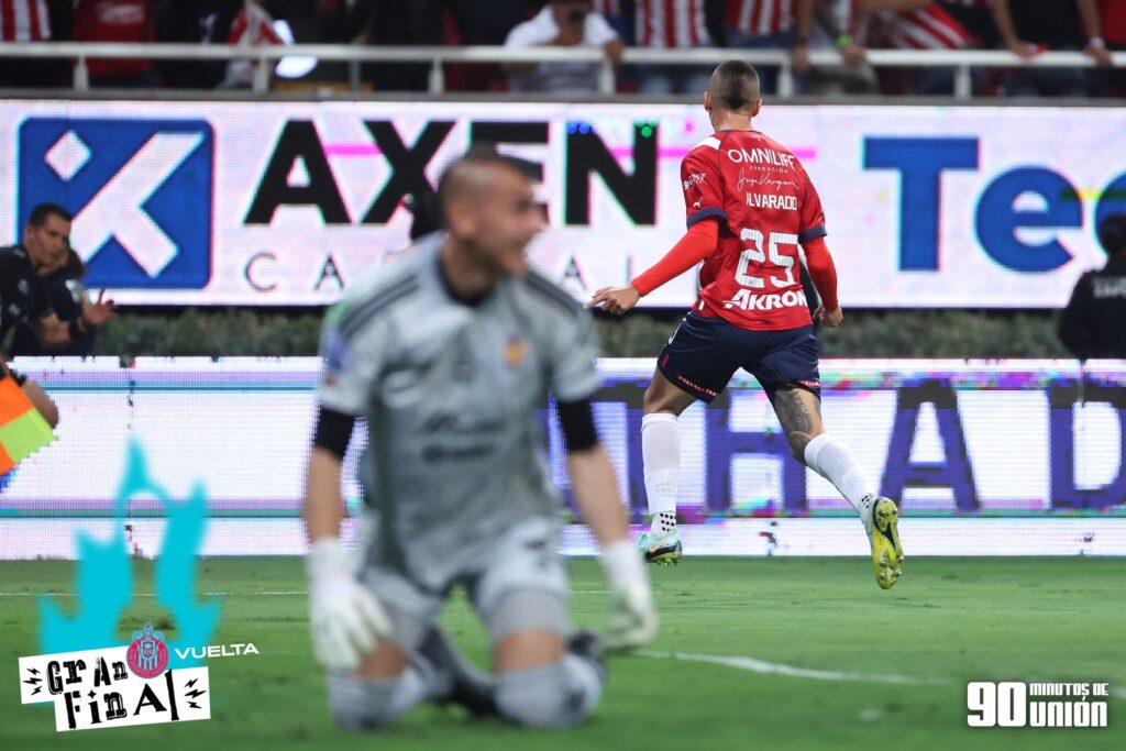 El Piojo Alvarado hizo un golazo al arranque del partido.