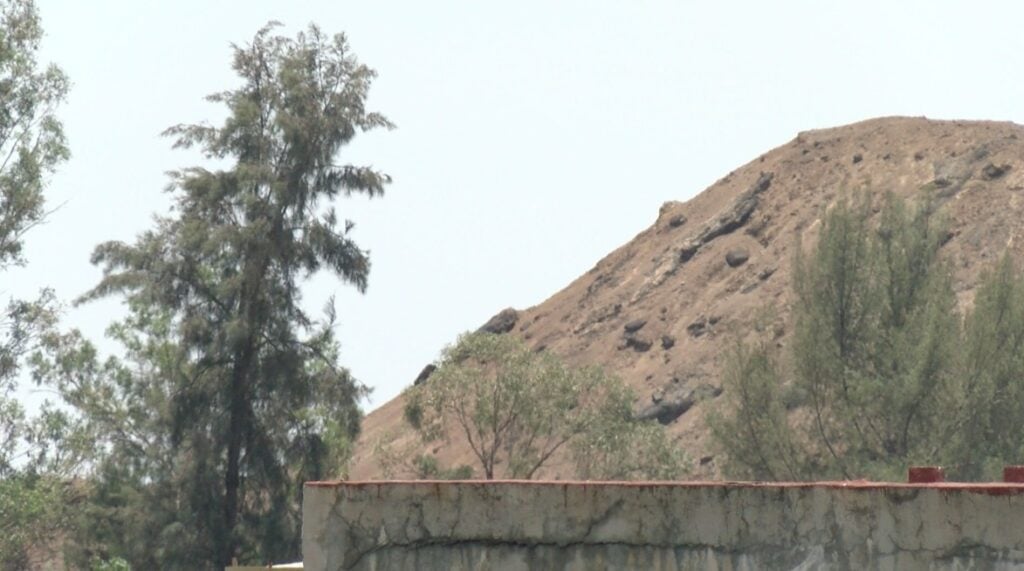 Montaña de contaminación permanece en Química Central