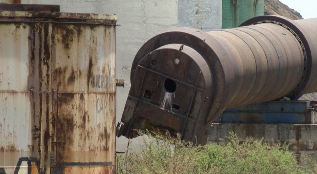 Pese a tener años de haber cerrado, la empresa sigue contaminando. Foto: Página Central
