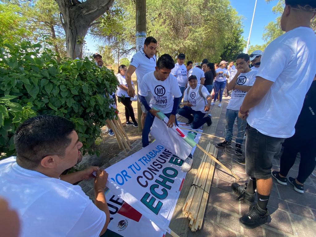 Zapateros se organizan en San Francisco del Rincón para manifestarse en contra del contrabando de calzado chino. Foto: Xóchitl Larios