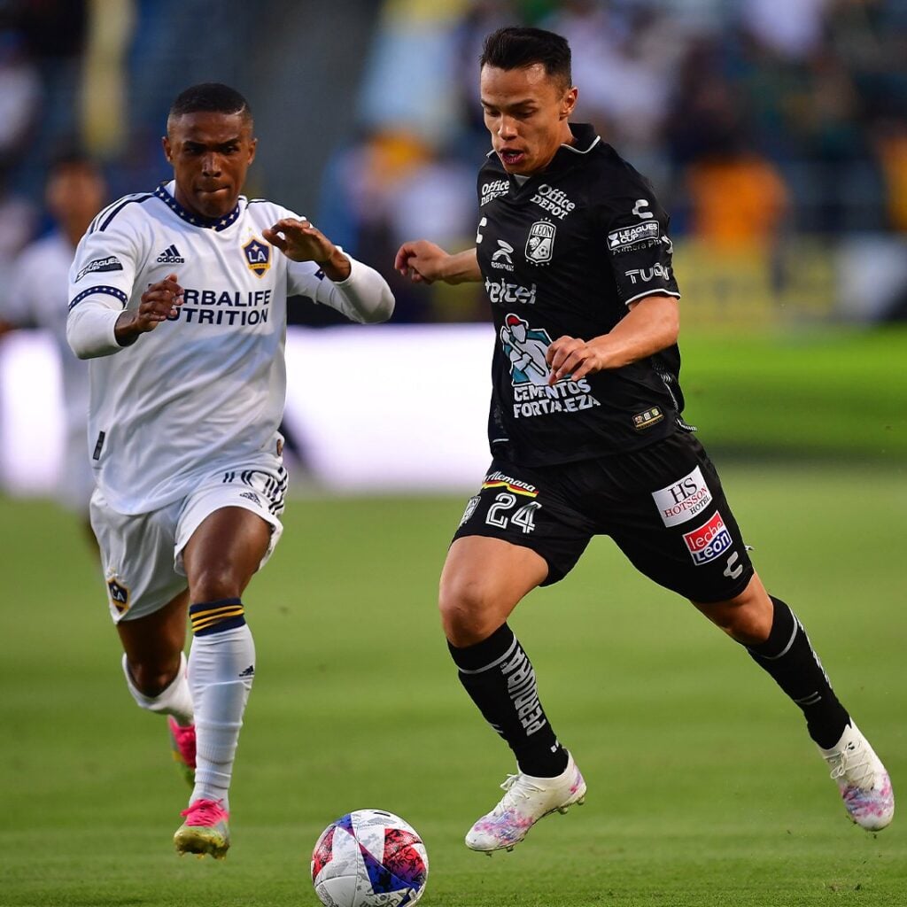 Buen partido de Rodríguez por la lateral. Foto: Twitter Club León