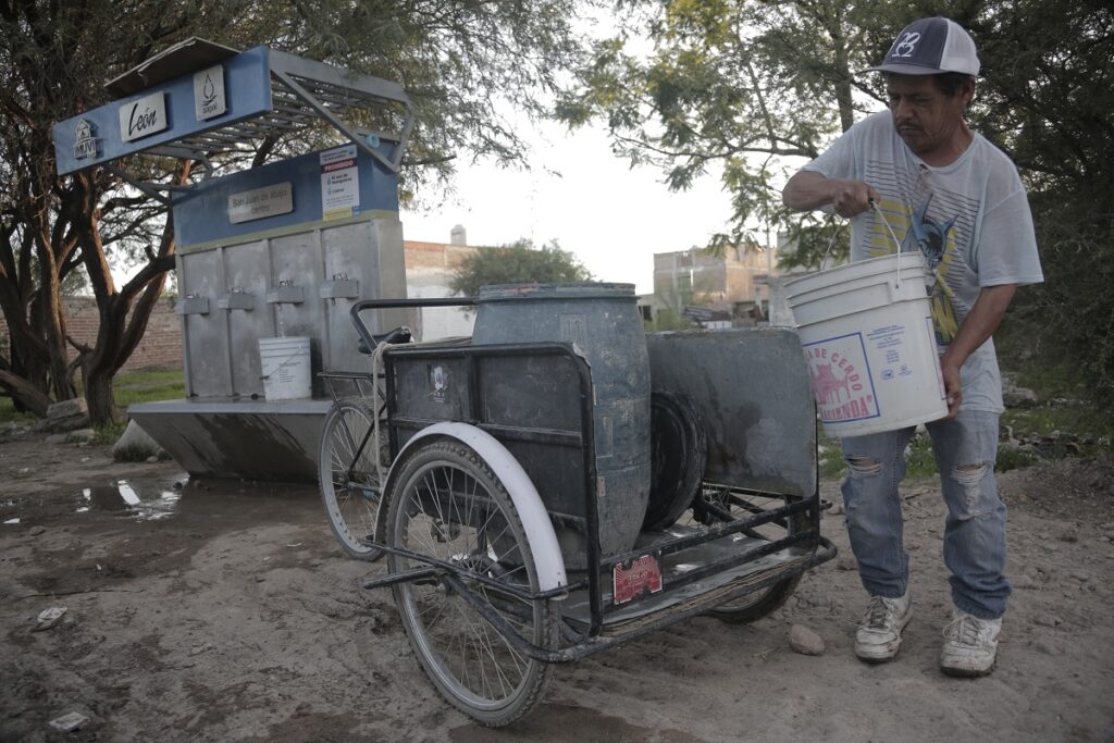 Llevan el agua en triciclo. Foto: Página Central