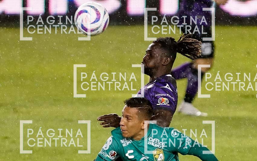 Testarazo de Loba, para el primer gol del partido. Foto: Mario Armas / Página Central