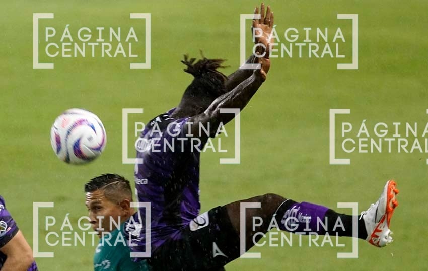 Ake Loba puso en aprietos a la defensa de León: Foto: Mario Armas / Página Central