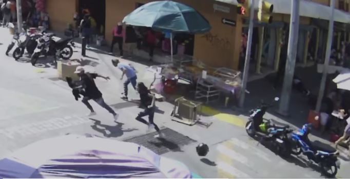 La gente corre para protegerse.