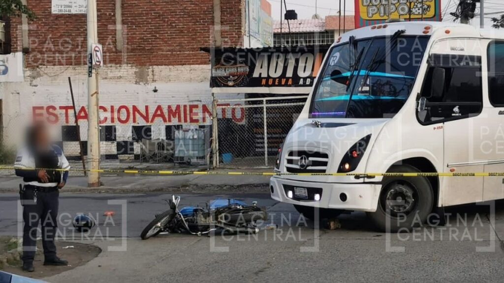 Muere motociclista atropellado por camión de personal; se detuvo en la luz roja y el chofer no lo vio