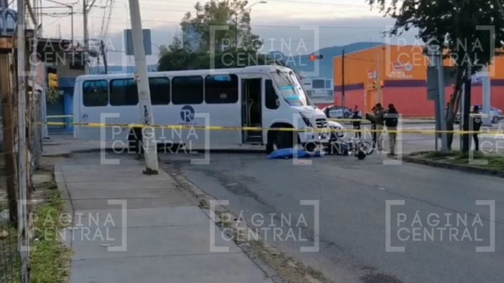 Muere motociclista atropellado por camión de personal; se detuvo en la luz roja y el chofer no lo vio