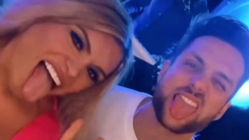 Wendy y Nicola se besan