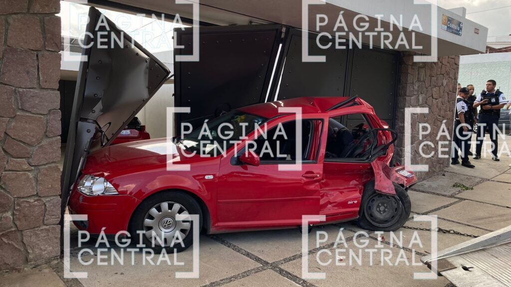 Así quedó el automóvil Jetta, tras ser proyectado contra un inmueble. Foto: Página Central