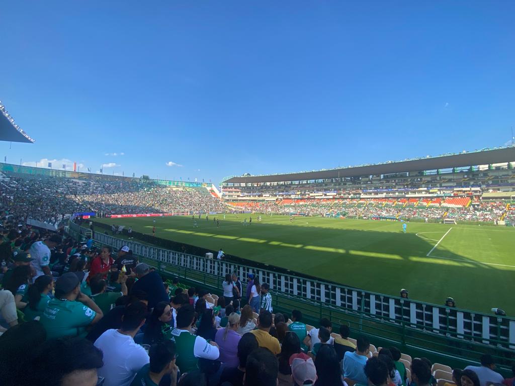 Afición presente en el Estadio León. Foto: Xóchitl Larios