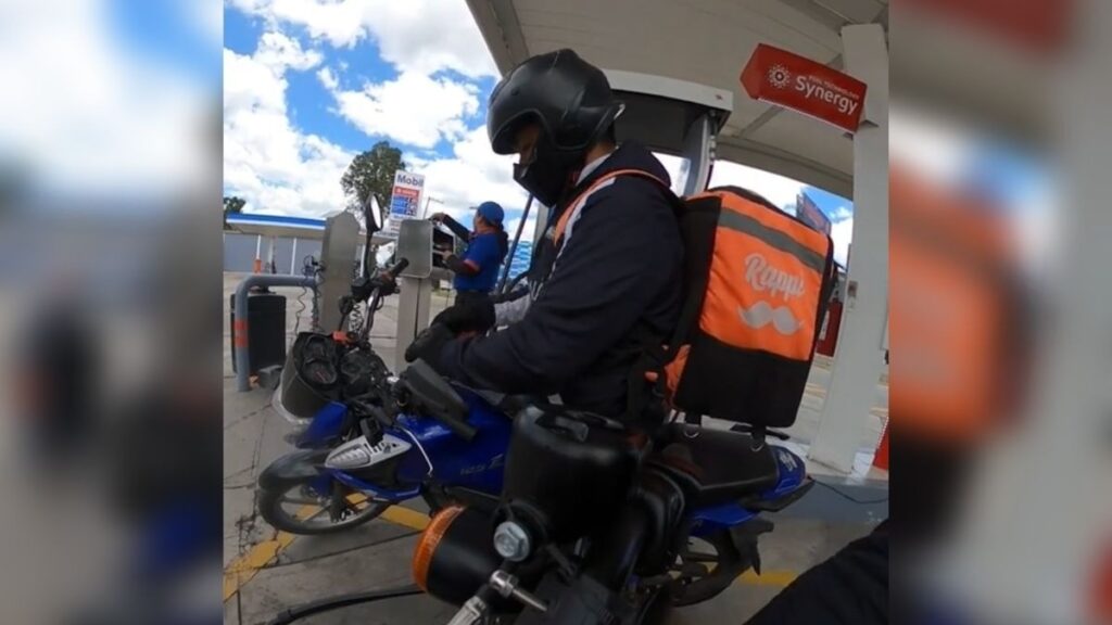 Motociclista dispara gasolina a repartidor sin pedidos