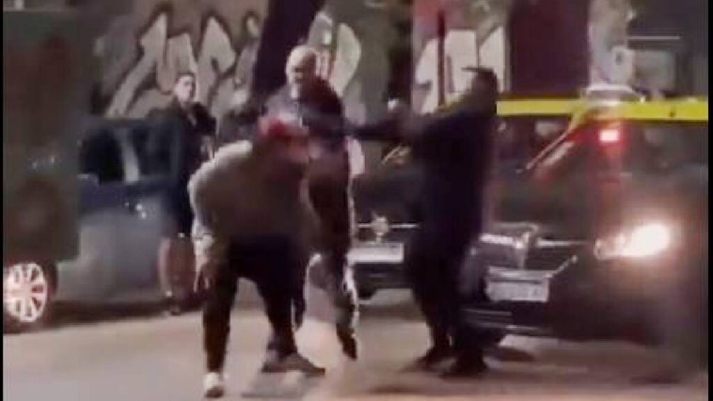 Pelea entre taxistas provoca accidente contra motociclista en Argentina.