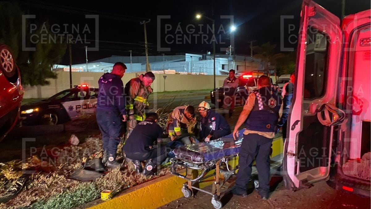 Muere empleado de Farmacias Guadalajara en volcadura