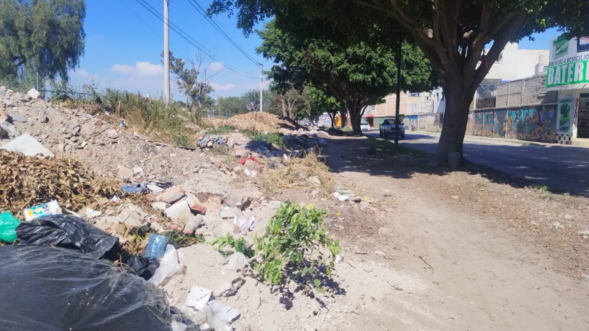 Basurero en avenida Olímpica