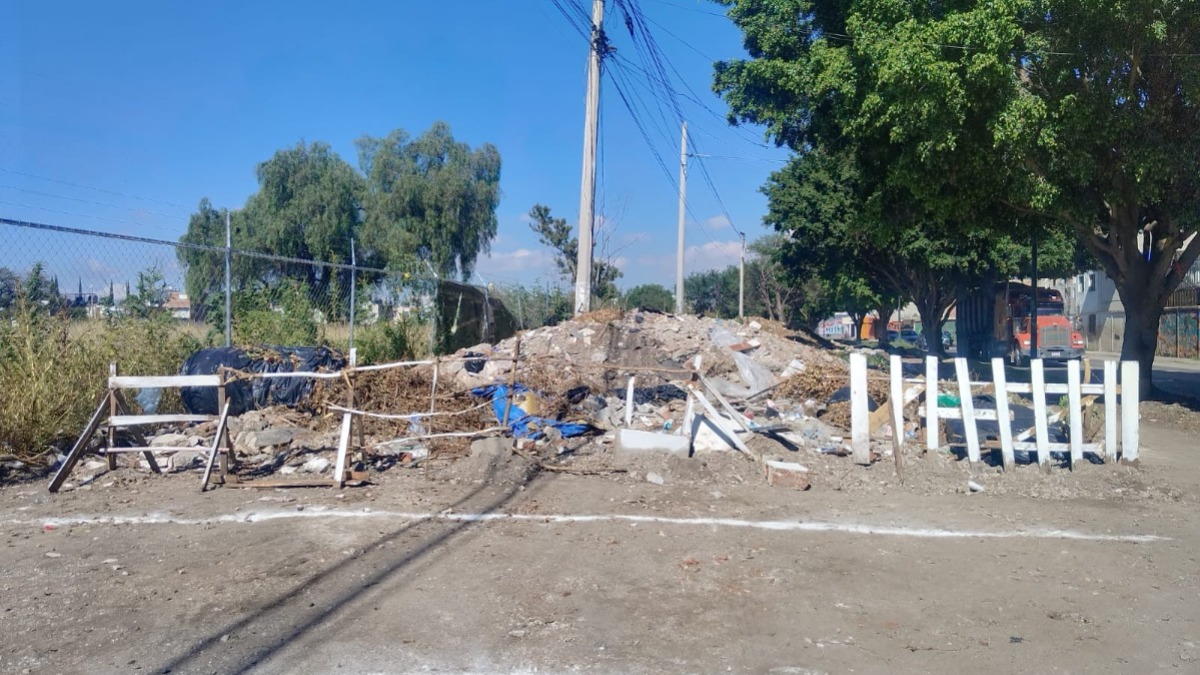 Basurero en avenida Olímpica