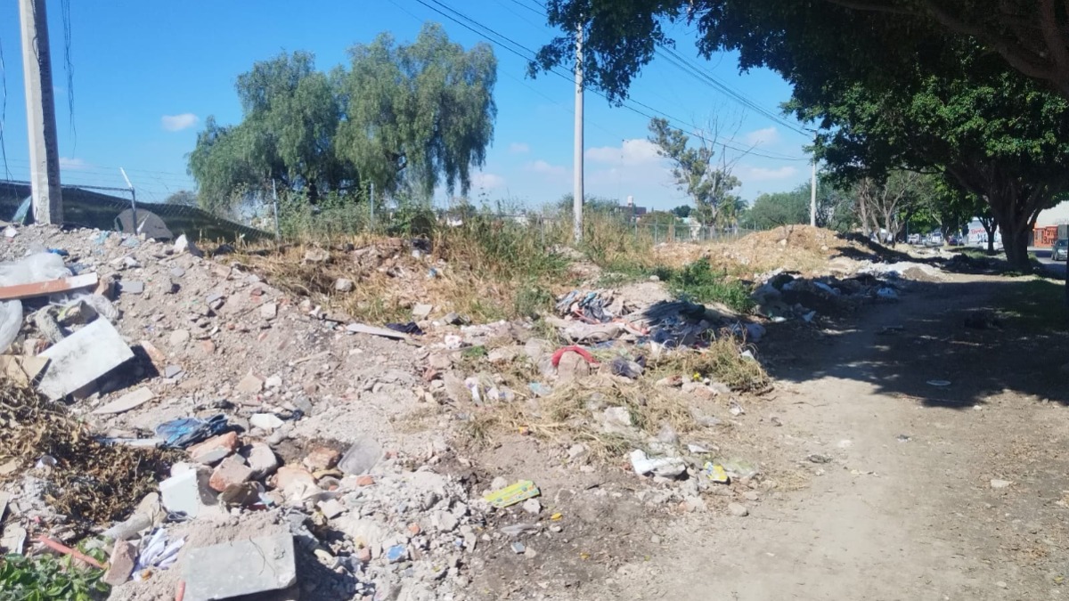 Basurero en avenida Olímpica