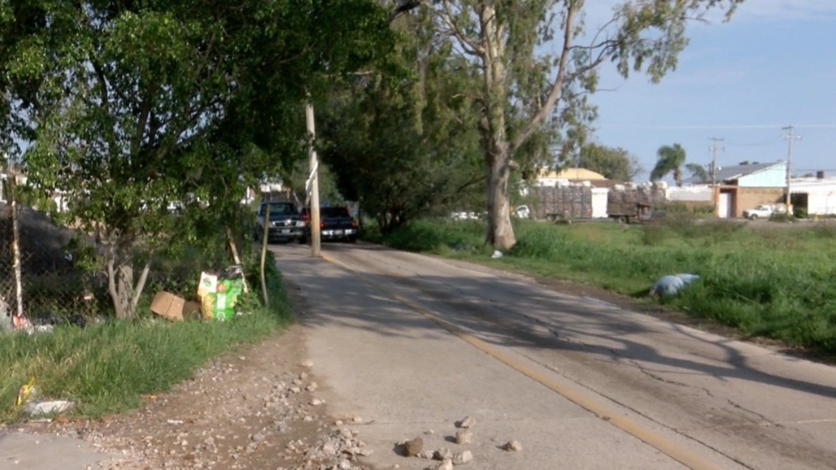 Calle estrecha de doble sentido en Las Camelinas en León